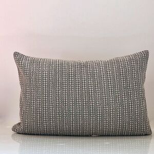 POTTERY BARN LUMBAR TEXTURED 16 X 26 INCHES NWOT